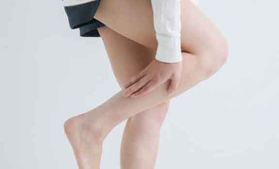 医療用弾性ストッキングを履く女性のイメージ